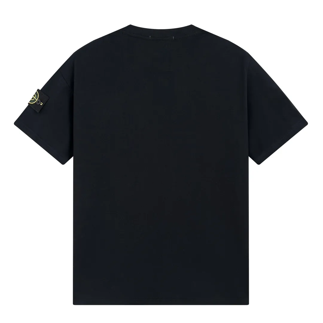 W623#P106💰 [Stone Island’s popular cuffed branded round neck off-shoulder short-sleeved T-shirt] Super versatile! A short-sleeved upper body for major celebrity internet celebrities, made of 260g combed cotton 32-count double yarn. Comfortable and breathable, customized accessories, oversize version. Dropped shoulder sleeves, very loose, same style for men and women, suitable for couples💑 Match as you like. The upper body is super beautiful. Color: Black White Apricot Gray Navy Size: M L XL XXL Ｍ Shoulder Width 47 Bust 52 Length 70 L Shoulder Width 48 Bust 54 Length 72 XL Shoulder width 59 Bust 56 Length 74 XXL Shoulder width 50 Bust 58 Length 76